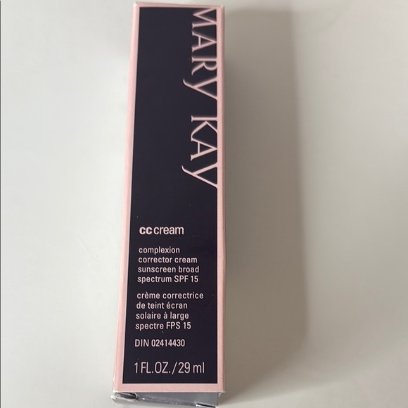 Mary Kay Tan and Black Foundation Matte Finish - Picture 2 of 4